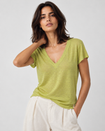 Tricou din in subțire cu decolteu în V, în nuanța verde fistic, vedere din față.