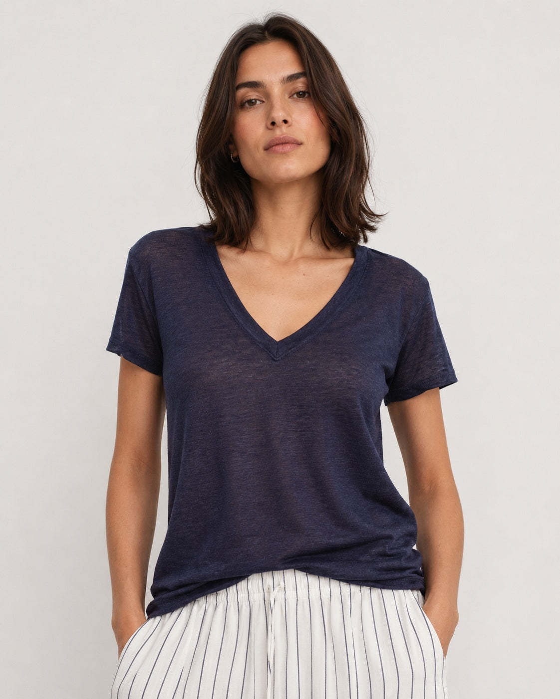 Tricou din in subțire cu decolteu în V, în nuanța bleumarin, vedere din față.