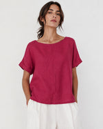 Tricou larg din in cu nasturi pe spate, în nuanța roșu închis, vedere frontală.
