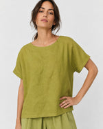 Tricou larg din in cu nasturi pe spate, în nuanța verde fistic, vedere din spate.
