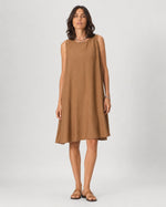 Rochie midi în A din viscoză texturată, în nuanța camel, vedere din față.