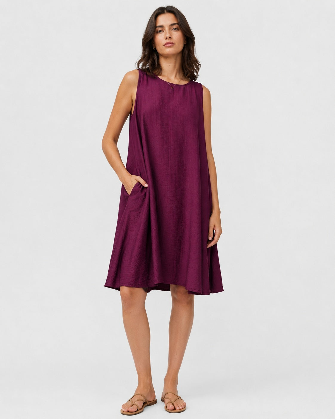 Rochie midi în A din viscoză texturată, în nuanța roșu închis, vedere din față.