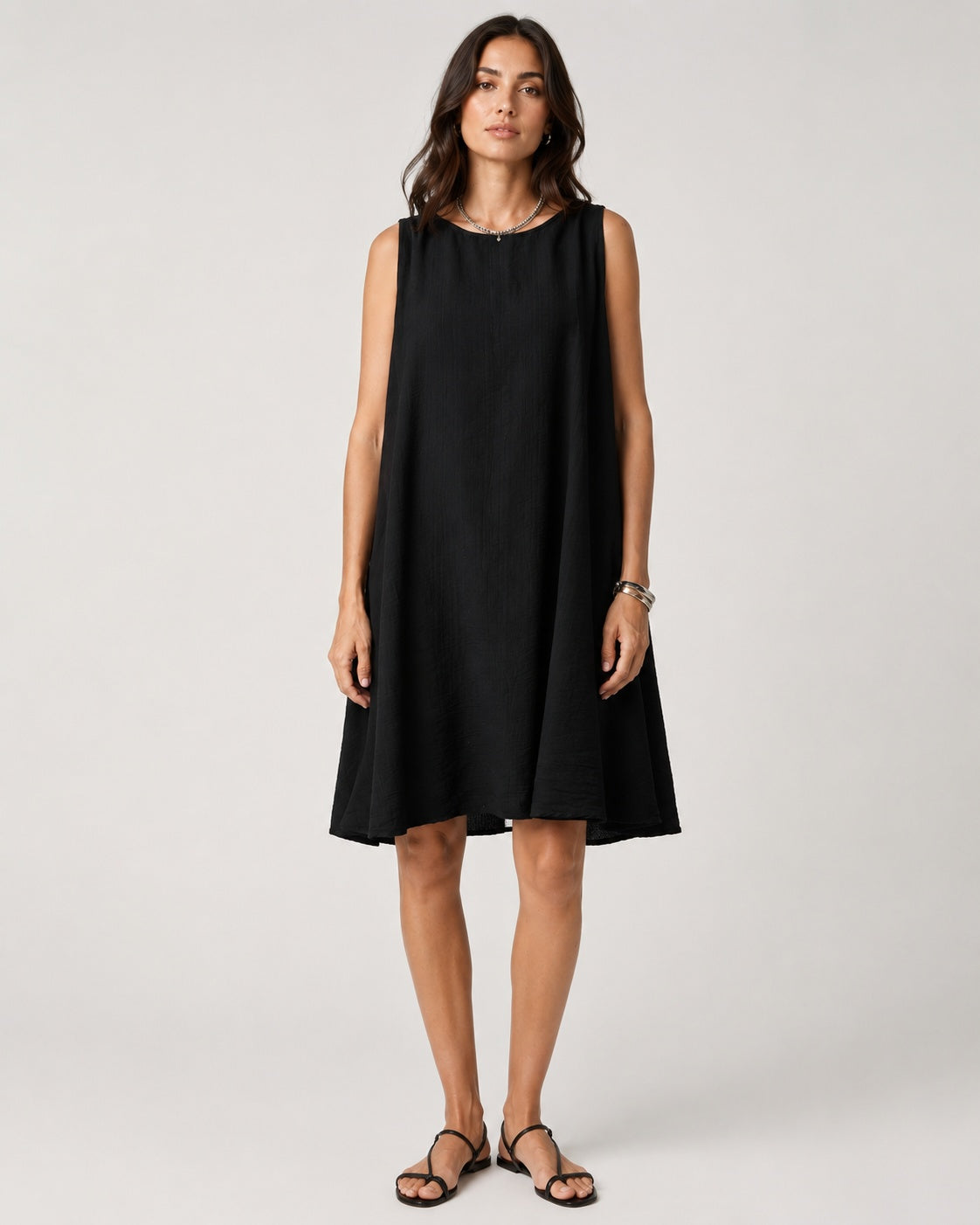 Rochie midi în A din viscoză texturată, în nuanța negru, vedere din față.