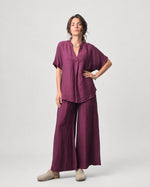 Compleu din in și Tencel, cu top larg în V și pantalon lung, în nuanța roșu închis, vedere frontală.