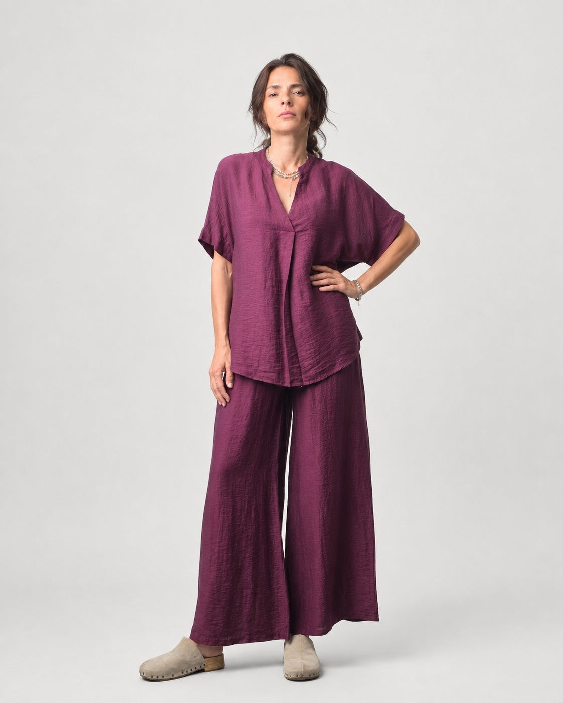 Compleu din in și Tencel, cu top larg în V și pantalon lung, în nuanța roșu închis, vedere frontală.