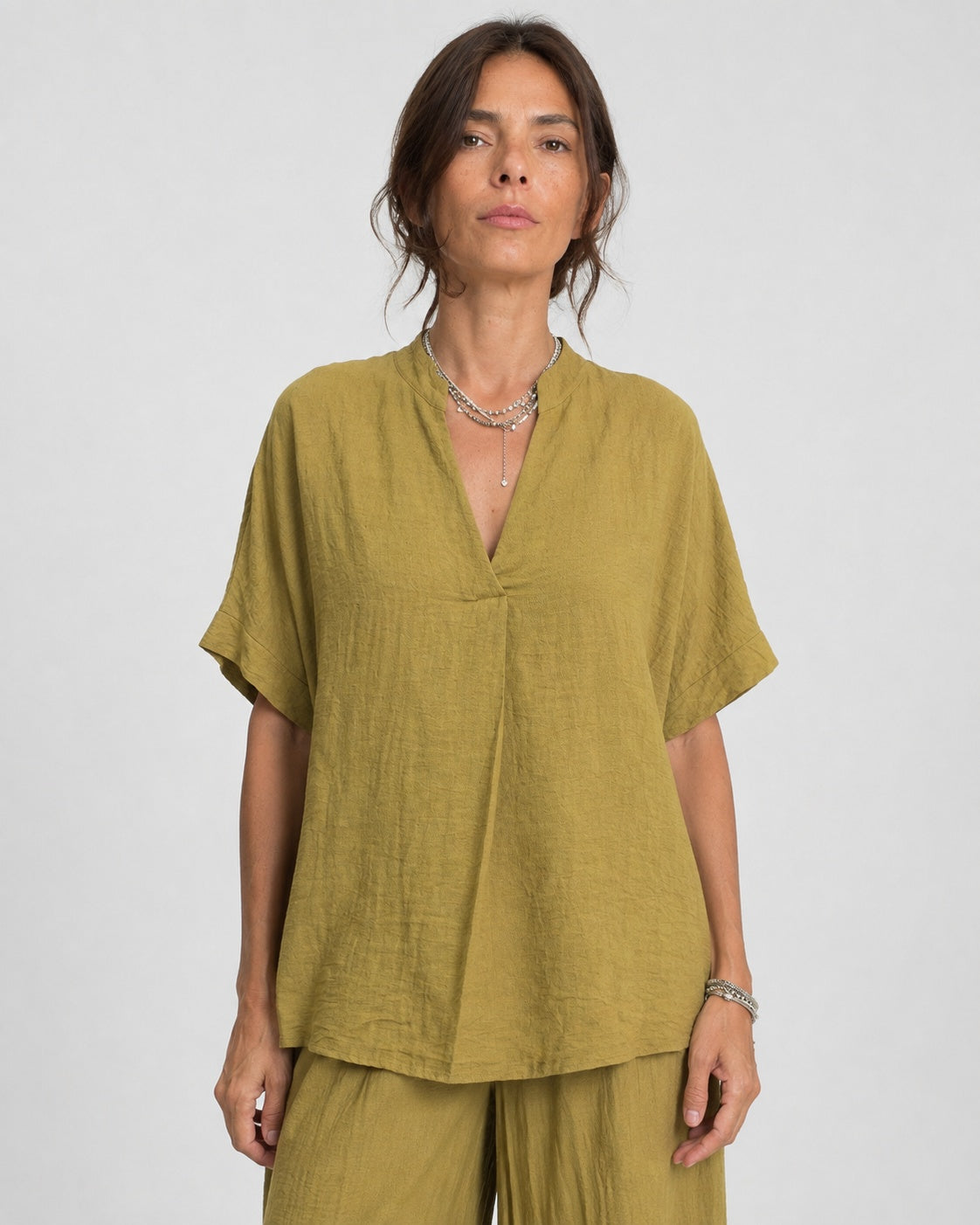 Compleu din in și Tencel, cu top larg în V și pantalon lung, în nuanța verde fistic, detaliu al topului.