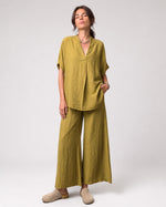 Compleu din in și Tencel, cu top larg în V și pantalon lung, în nuanța verde fistic, vedere frontală.