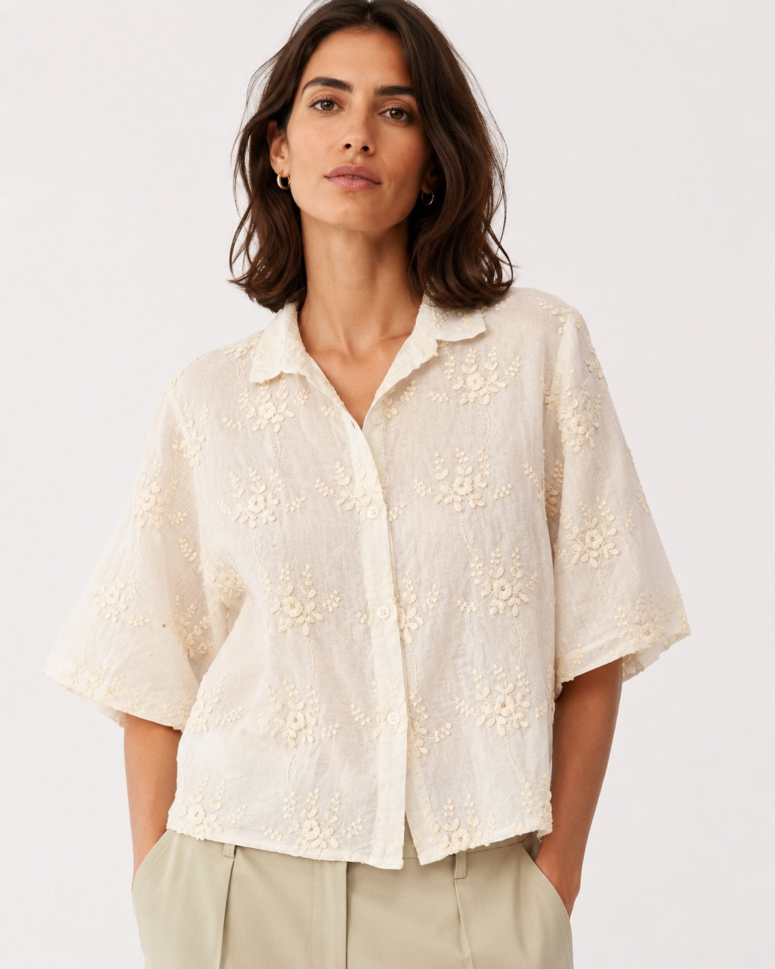 Cămașă lărguță din tencel cu broderie florală, în nuanța ivoire, vedere din față.