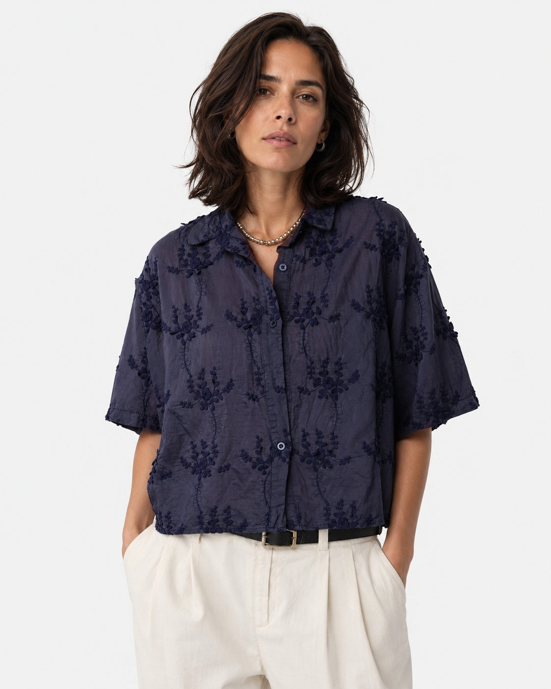 Cămașă lărguță din tencel cu broderie florală, în nuanța bleumarin, vedere din față.