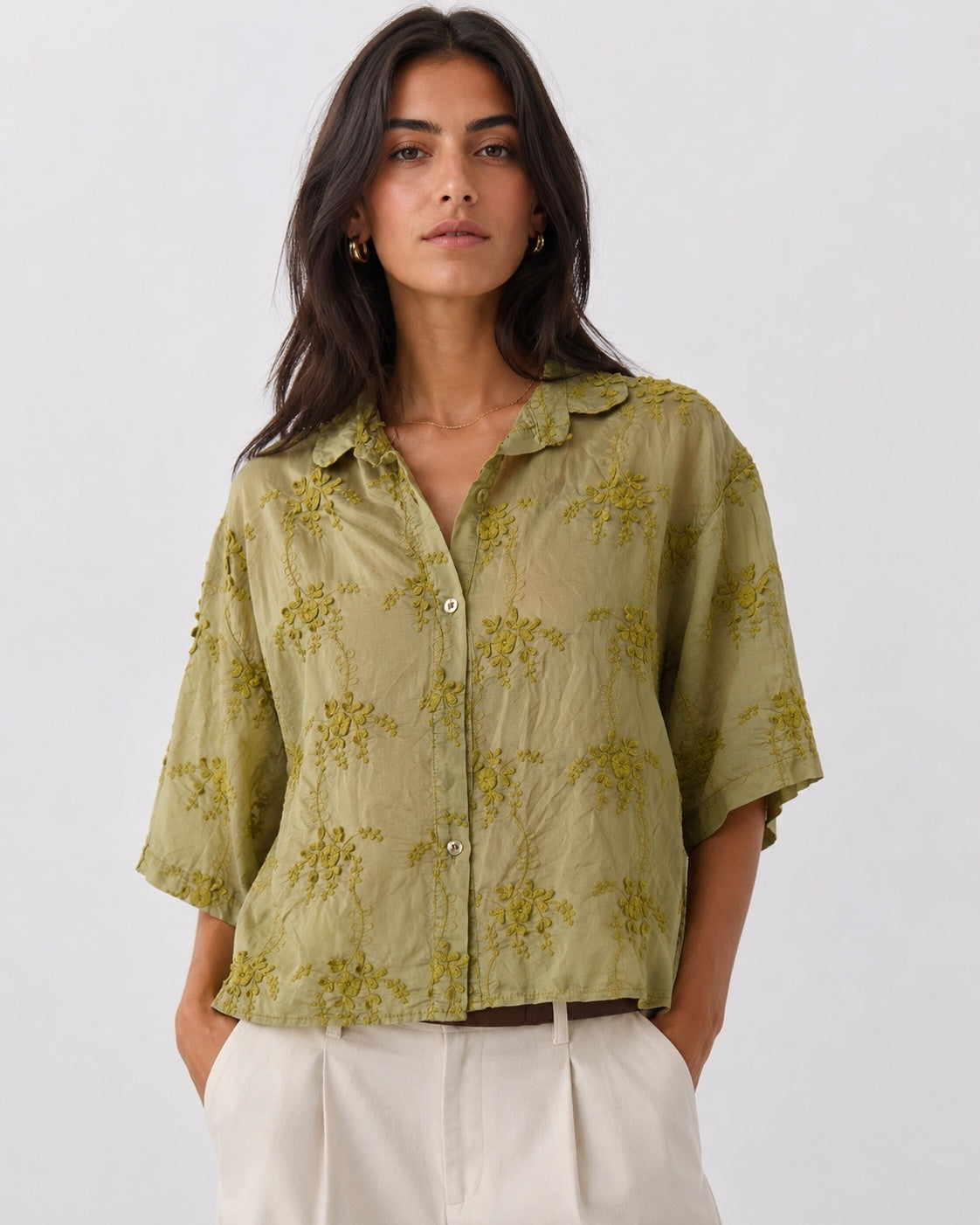 Cămașă lărguță din tencel cu broderie florală, în nuanța verde fistic, vedere din față.