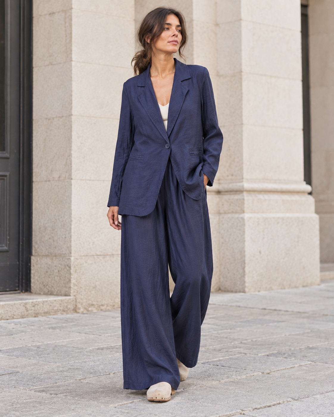 Compleu cu sacou oversize și pantalon lung, în nuanța bleumarin, vedere frontală a ținutei complete.