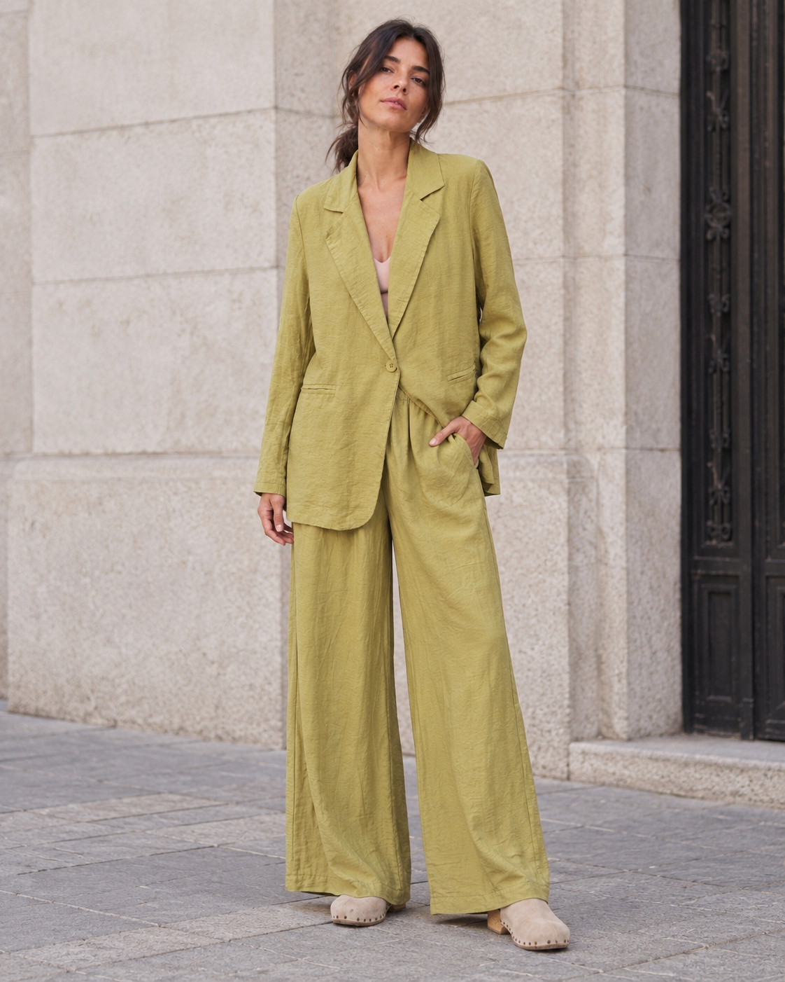 Compleu cu sacou oversize și pantalon lung, în nuanța verde fistic, vedere frontală a ținutei complete.