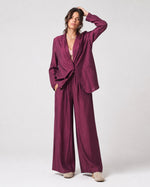 Compleu cu sacou oversize și pantalon lung, în nuanța roșu închis, vedere frontală a ținutei complete.