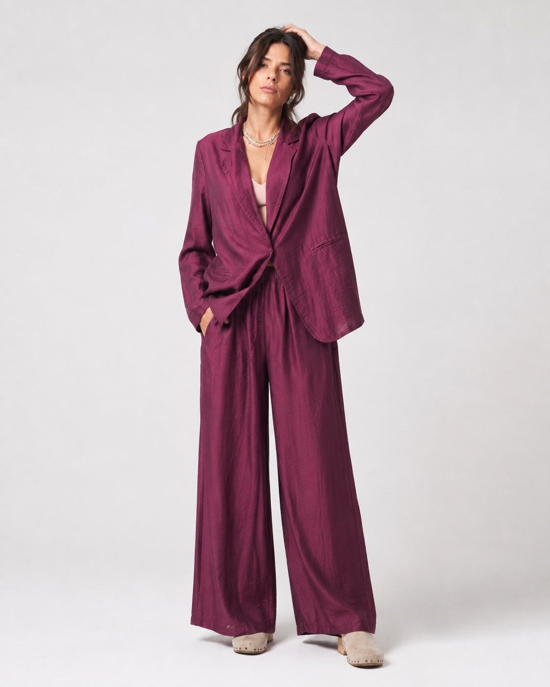 Compleu cu sacou oversize și pantalon lung, în nuanța roșu închis, vedere frontală a ținutei complete.