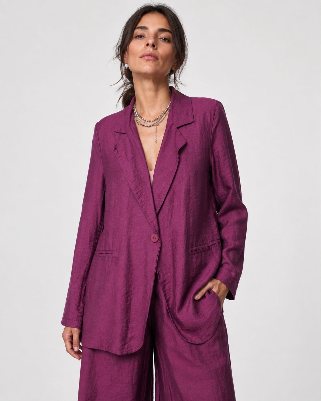 Compleu cu sacou oversize și pantalon lung, în nuanța roșu închis, detaliu al sacoului.