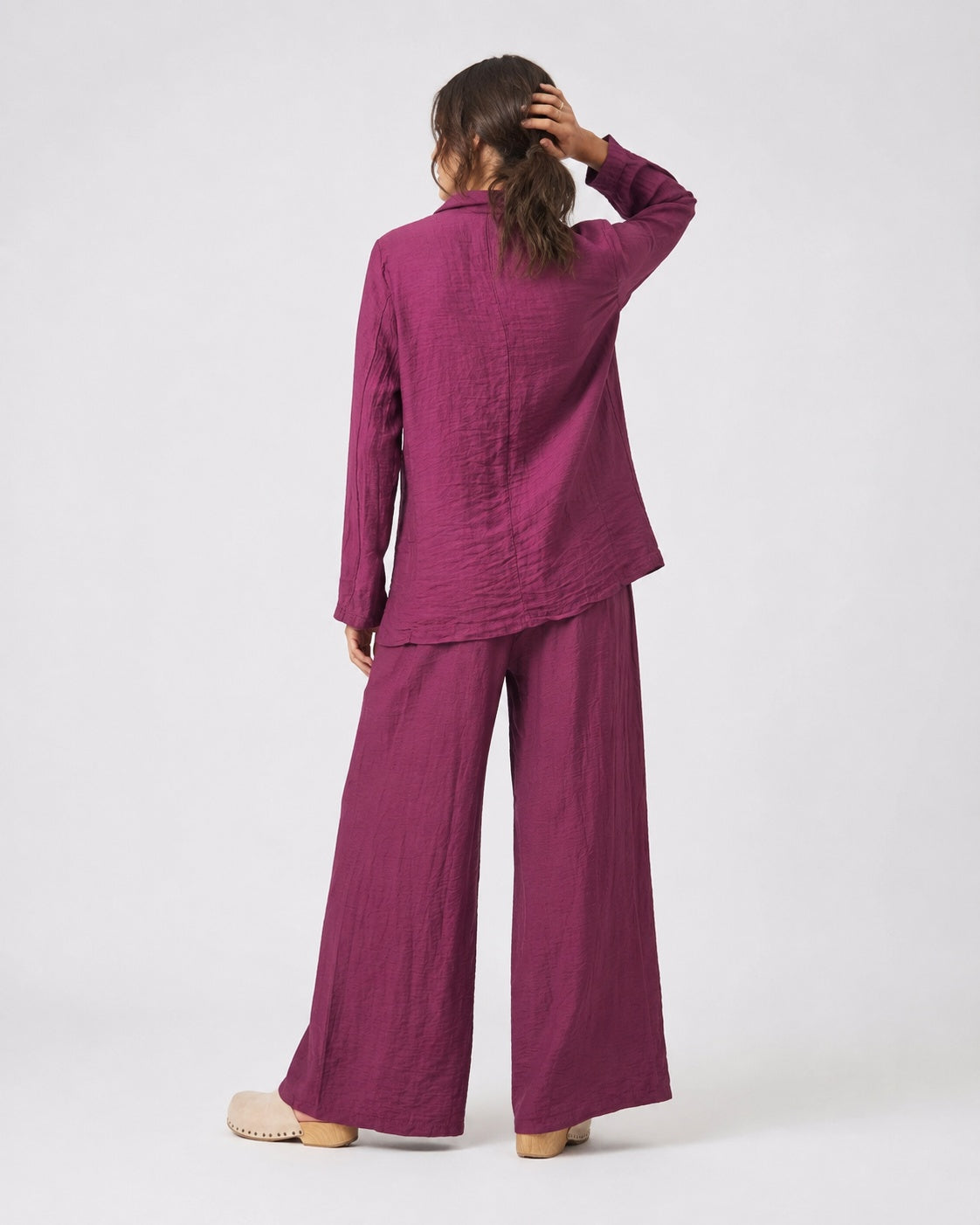 Compleu cu sacou oversize și pantalon lung, în nuanța roșu închis, vedere din spate a ținutei complete.