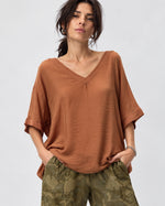 Bluză elegantă din mătase cu decolteu în V, în nuanța camel, vedere frontală.