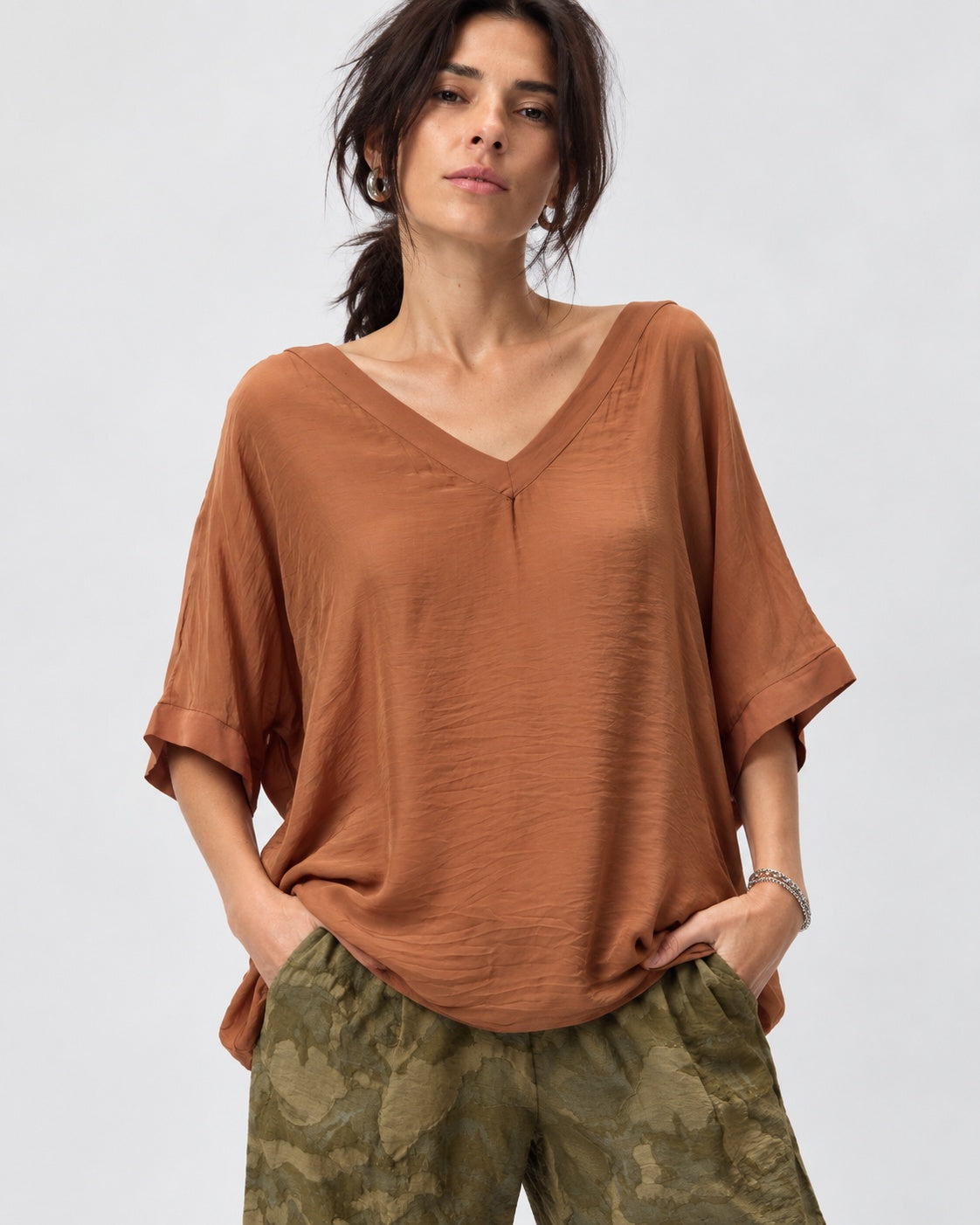 Bluză elegantă din mătase cu decolteu în V, în nuanța camel, vedere frontală.