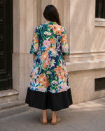 Rochie cămașă din bumbac cu imprimeu floral și volan negru, vedere laterală — All Above Boutique.