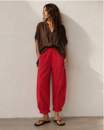 Pantaloni barrel bumbac rosu vedere ansamblu, croi larg sold ingust glezna, All Above Boutique