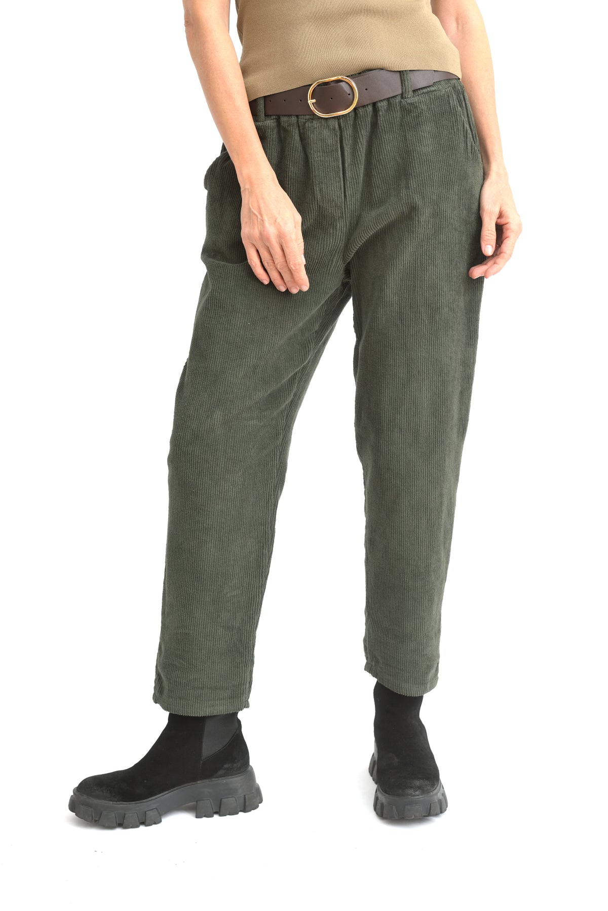 Pantaloni conici din catifea reiată elastică, în nuanța kaki, vedere frontală, All Above Boutique