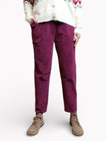 Pantaloni conici din catifea reiată elastică, în nuanța roșu închis, vedere frontală, All Above Boutique