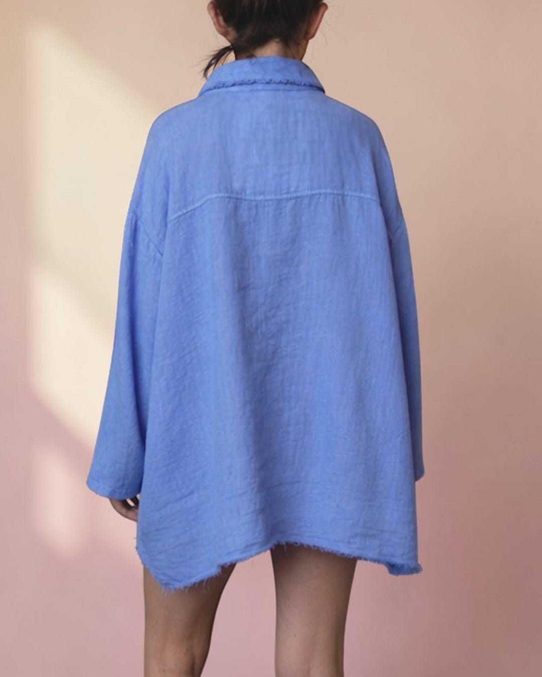Camasa oversize in albastru vedere laterala, croiala relaxata buzunare frontale, All Above Boutique