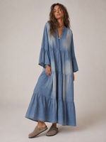 Detaliu volane și nasturi rochie lungă din denim spălăcit boho, All Above Boutique
