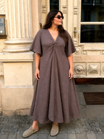 Detaliu decolteu innodat rochie din in naturala, finisaj feminin elegant, All Above Boutique