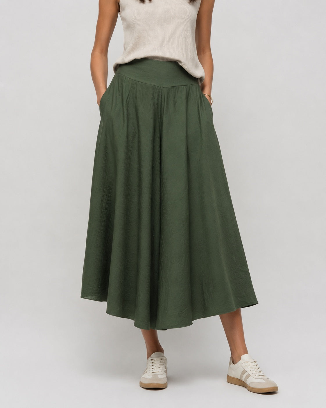 Pantaloni din viscoză texturată cu croi evazat, în nuanța kaki, vedere din față.