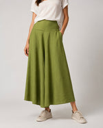 Pantaloni din viscoză texturată cu croi evazat, în nuanța verde fistic, vedere din față.