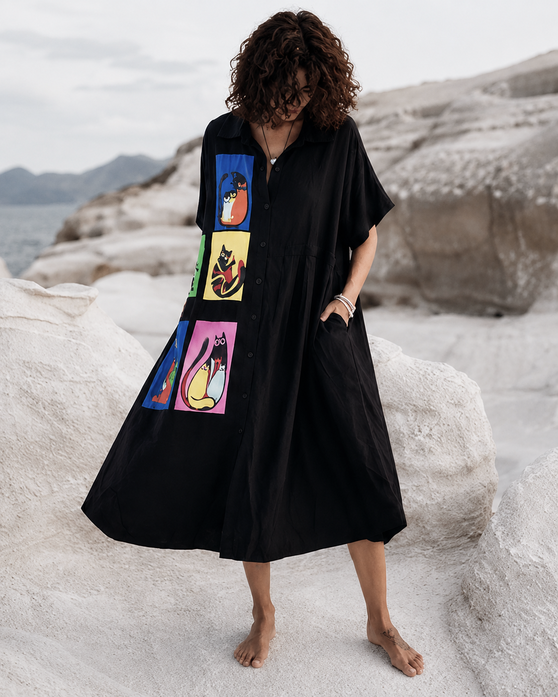 Rochie midi tip cămașă cu imprimeu colorat și pisici, croială lejeră cu nasturi — All Above Boutique.