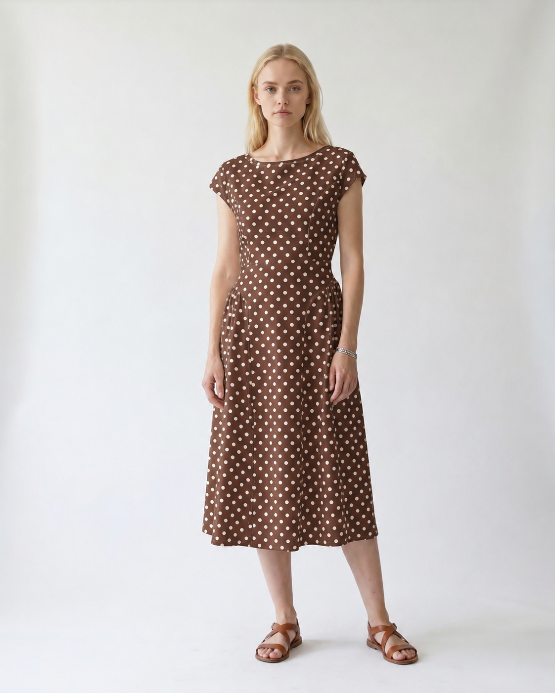 Rochie din viscoză cu cusături modelatoare și imprimeu buline, vedere din spate — All Above Boutique.