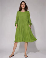 Rochie plisata verde fistic maneca 3/4 vedere ansamblu, look feminin elegant, All Above Boutique