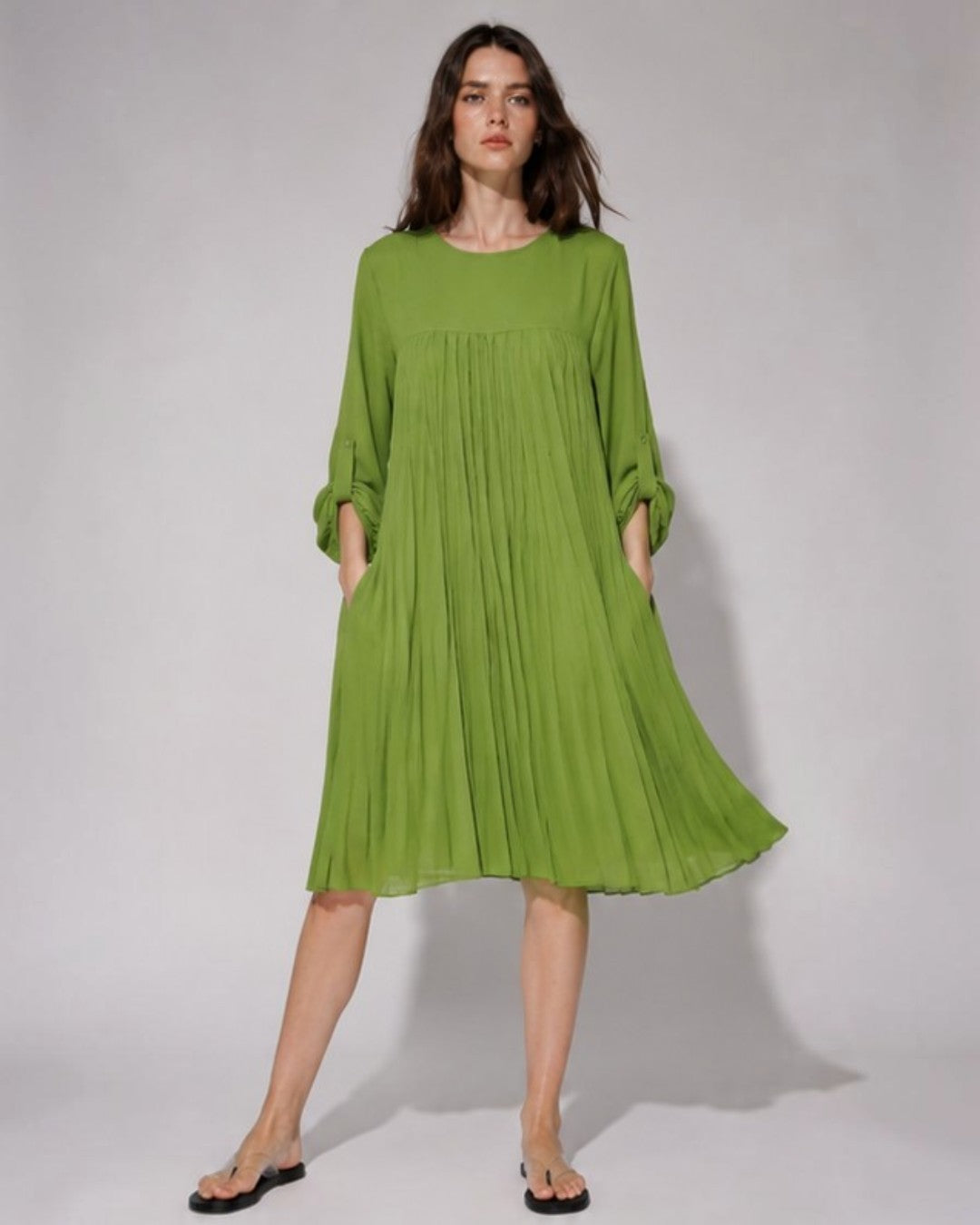 Rochie plisata verde fistic maneca 3/4 vedere ansamblu, look feminin elegant, All Above Boutique