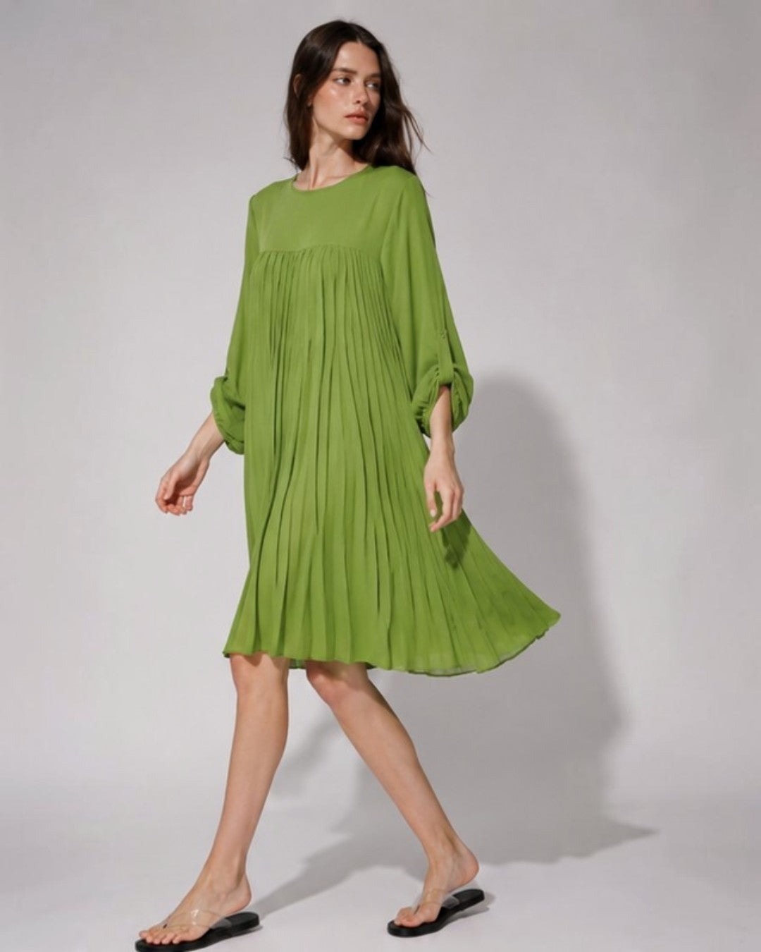 Rochie scurta plisata verde cu maneca 3/4 vedere frontala, All Above Boutique