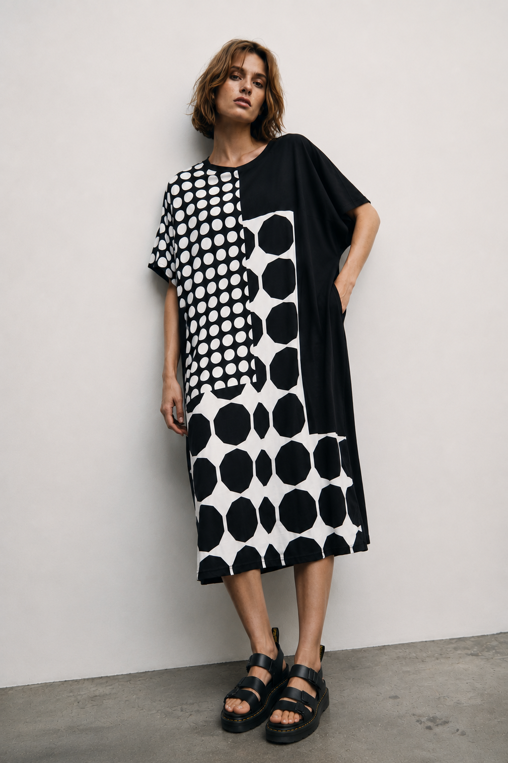 Detaliu imprimeu cu buline alb-negru pe rochia midi — All Above Boutique.