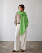 Șal verde din lână și viscoză purtat ca eșarfă cu pantalon alb, vedere ansamblu, All Above Boutique