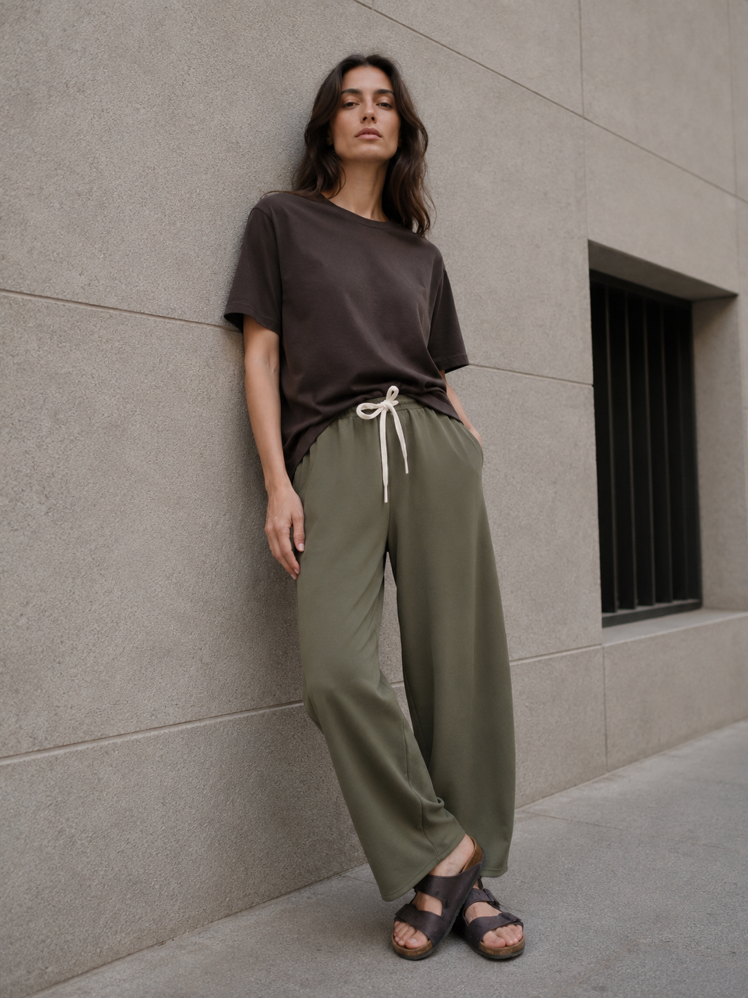 Pantaloni trening kaki largi și moi vedere frontală, croială relaxată fluidă, All Above Boutique