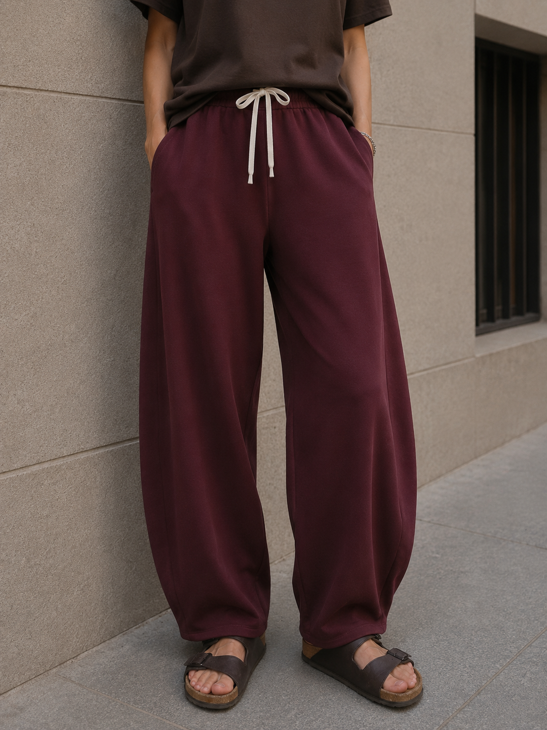Pantaloni trening roșu închis vedere laterală, material moale cădere fluidă, All Above Boutique