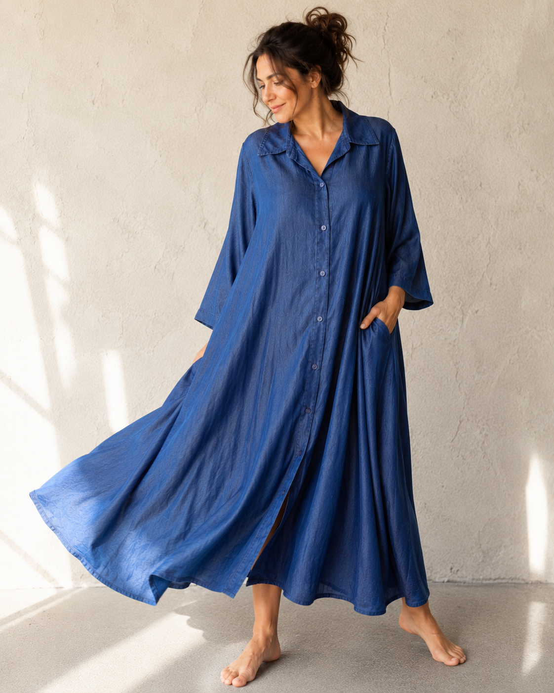 Rochie lungă tip cămașă din denim fluid albastru, vedere laterală — All Above Boutique.