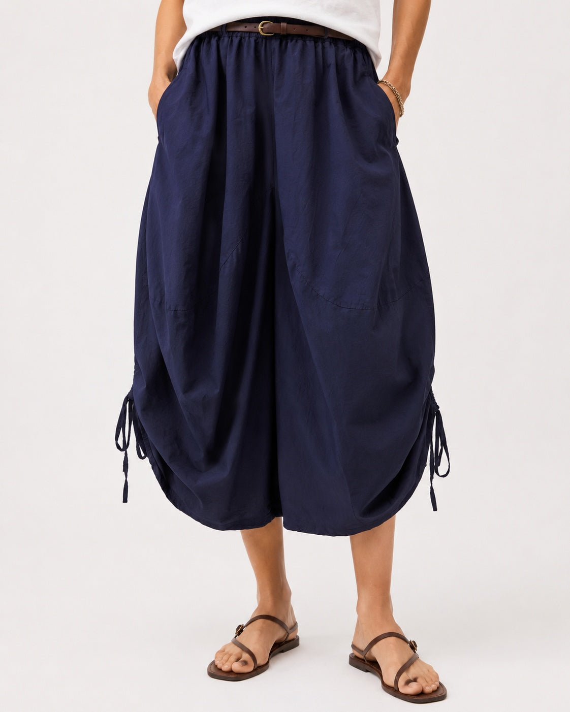 Pantaloni salvari cu șireturi din bumbac, în nuanța bleumarin, vedere din față.