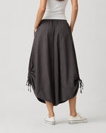Pantaloni salvari cu șireturi din bumbac, în nuanța maro cafea, vedere din spate.