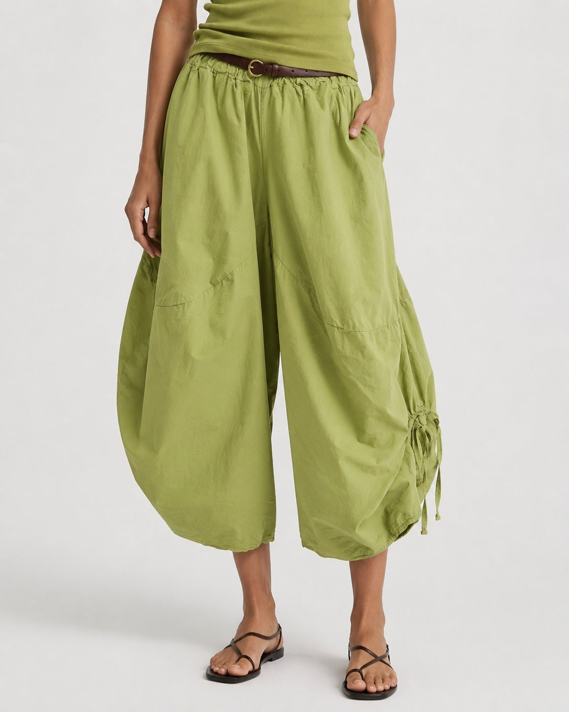 Pantaloni salvari cu șireturi din bumbac, în nuanța verde fistic, vedere din față.