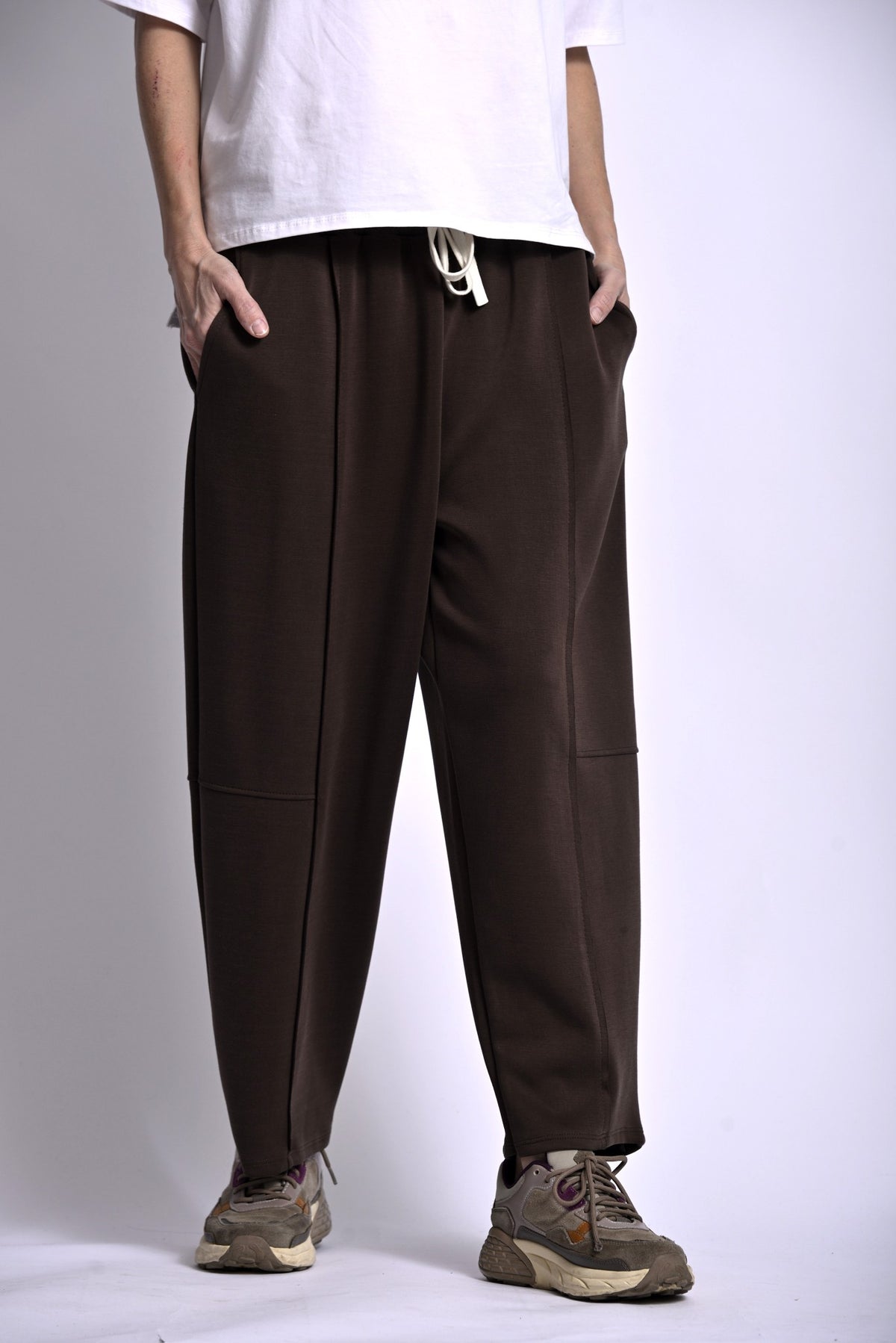 Pantaloni conici cu talie elastică, nuanță negru, vedere din față