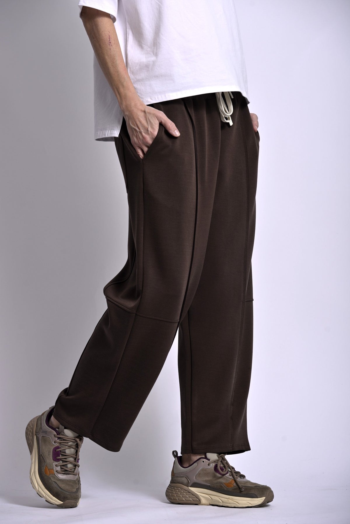 Pantaloni conici cu talie elastică, nuanță negru, vedere din lateral