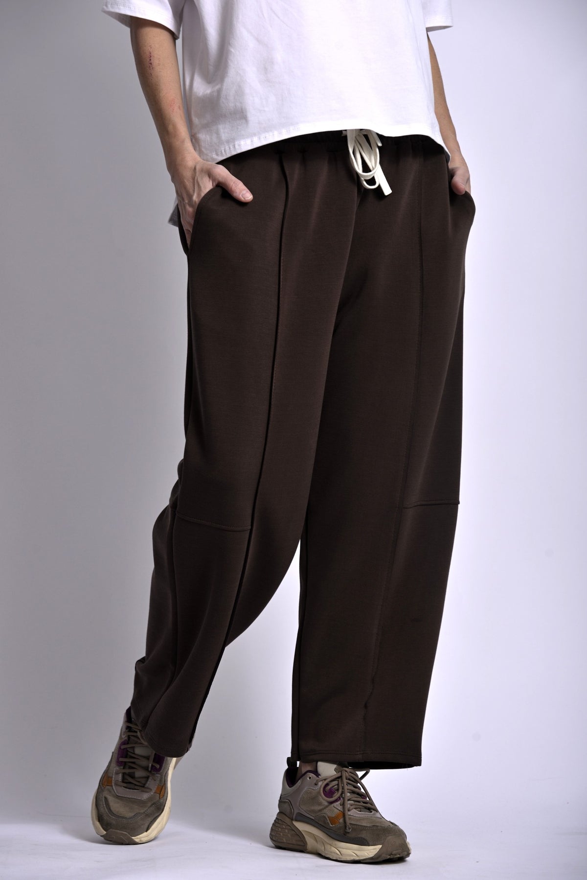 Pantaloni conici cu talie elastică, nuanță negru, vedere din lateral