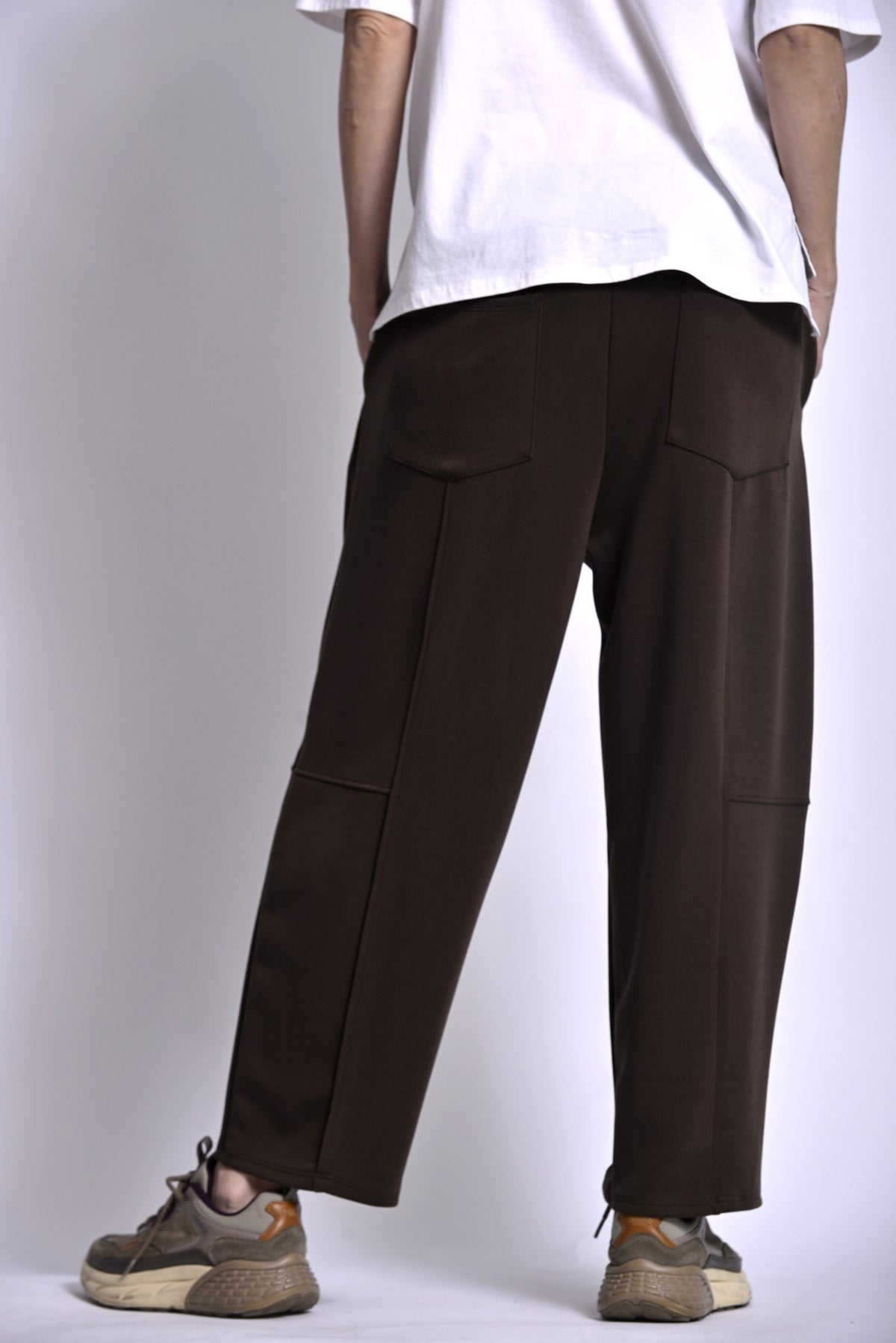 Pantaloni conici cu talie elastică, nuanță negru, vedere din spate
