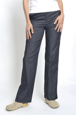 Pantaloni drepți tip jeans cu cusături decorative, în nuanța bleumarin, vedere frontală, All Above Boutique