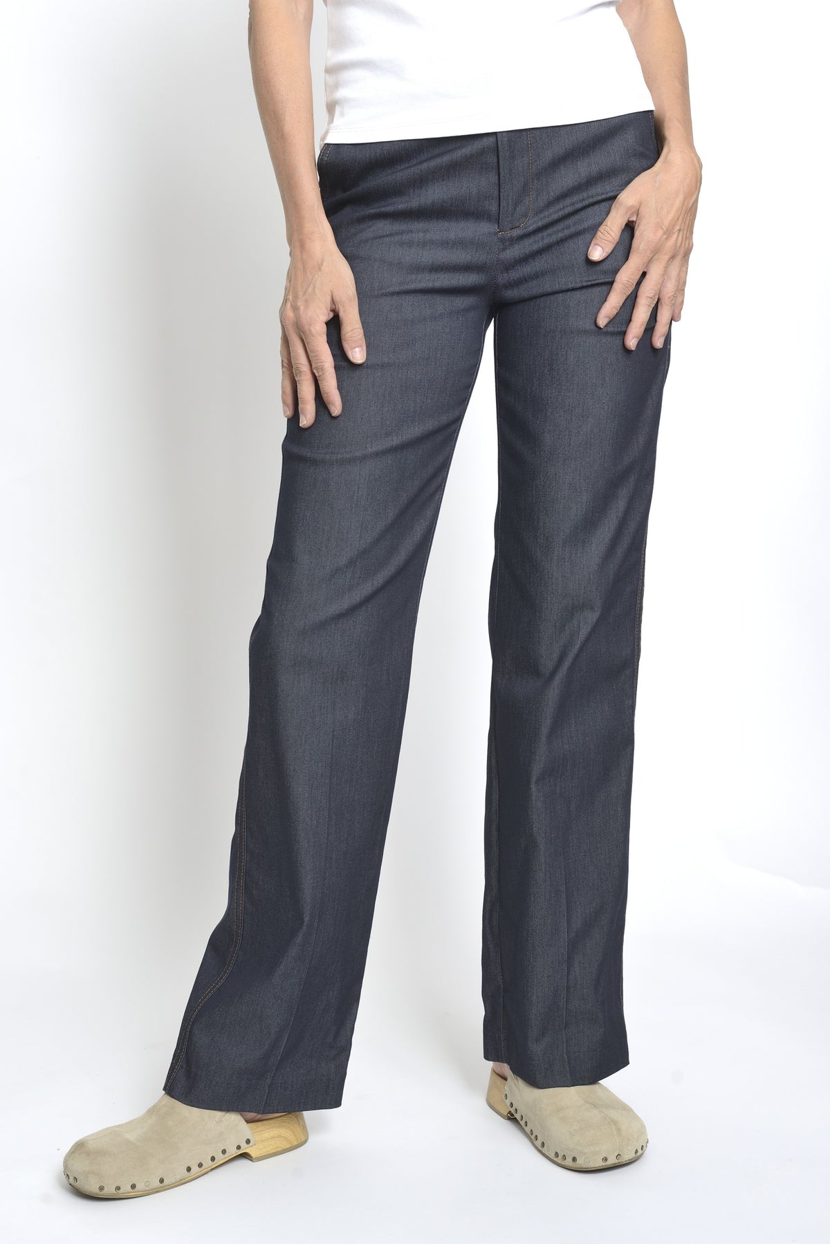 Pantaloni drepți tip jeans cu cusături decorative, în nuanța bleumarin, vedere frontală, All Above Boutique